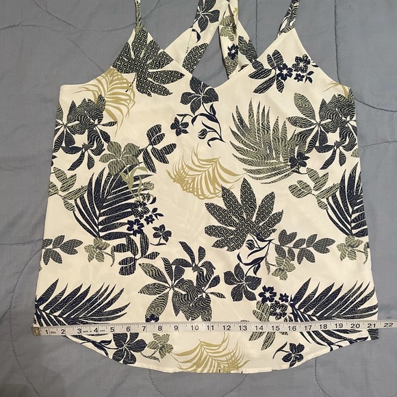 💐 3/ $15 Floral/ Leaves Top with Tie Back - Picture 8 of 9